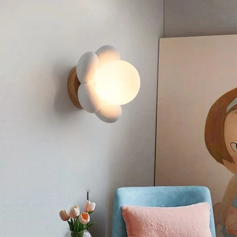 Flower-Shaped Wall Light with Petal Design �?Modern Ambient LED Decor Lamp