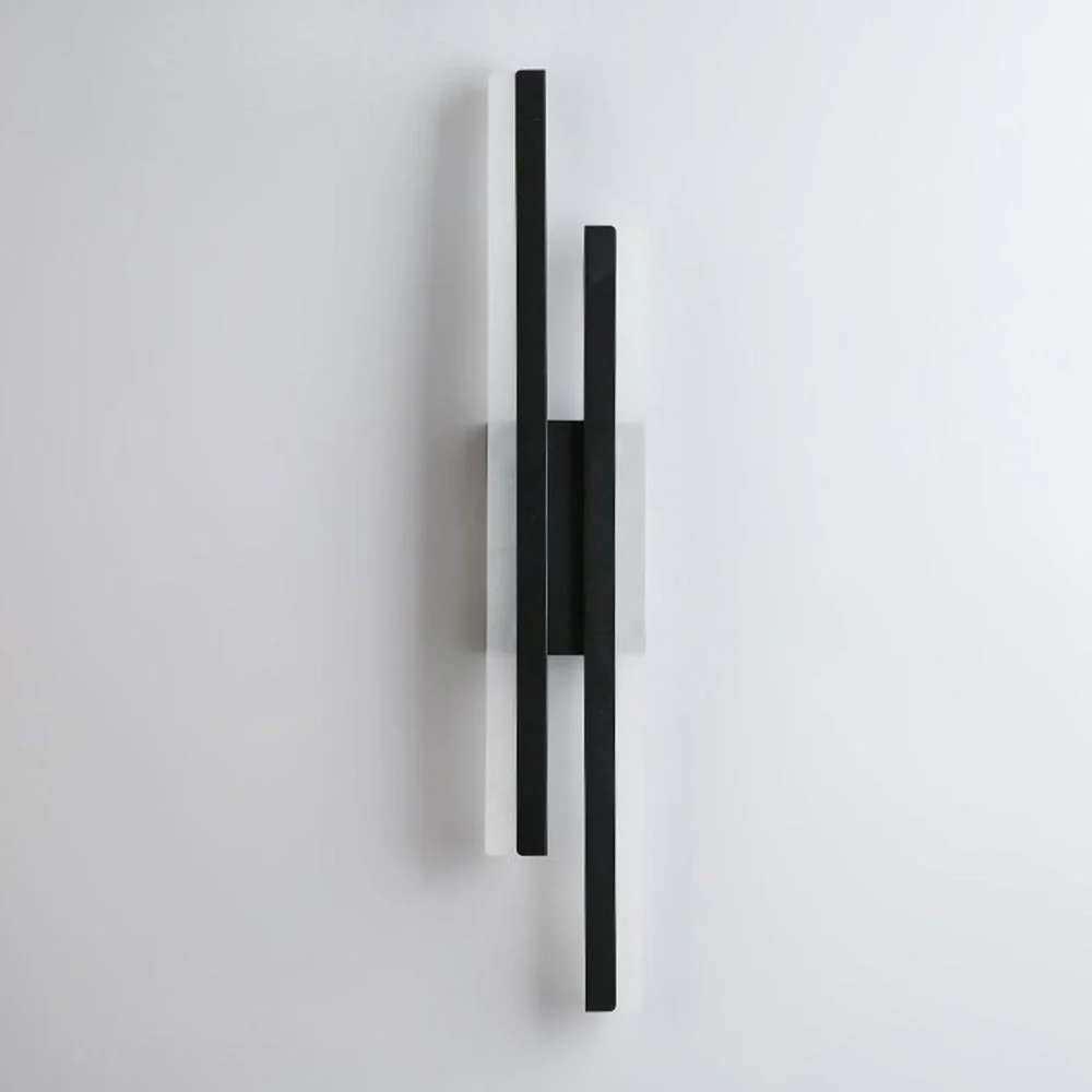 Modern LED Wall Light �C Sleek Vertical Acrylic Sconce for Living Room or Hallway