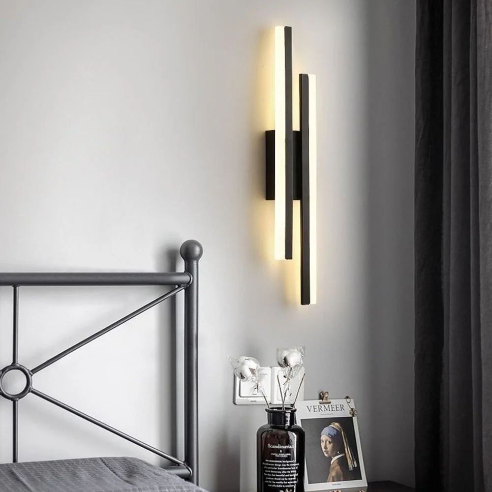 Modern LED Wall Light �C Sleek Vertical Acrylic Sconce for Living Room or Hallway