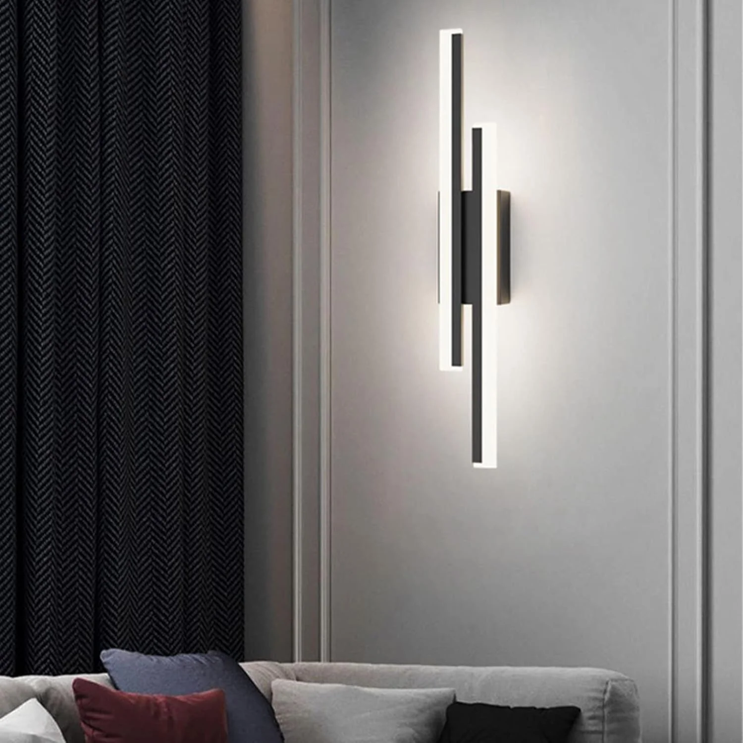 Modern LED Wall Light �C Sleek Vertical Acrylic Sconce for Living Room or Hallway