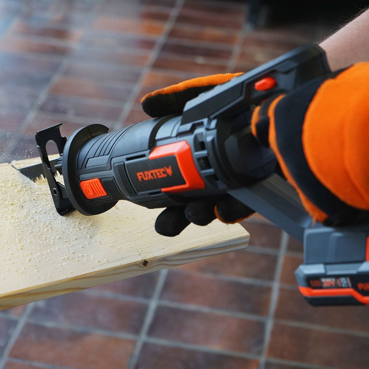 Scie sabre sans fil 20V FUXTEC FX-E1SS20 - set avec batterie 2Ah et chargeur 2,4A