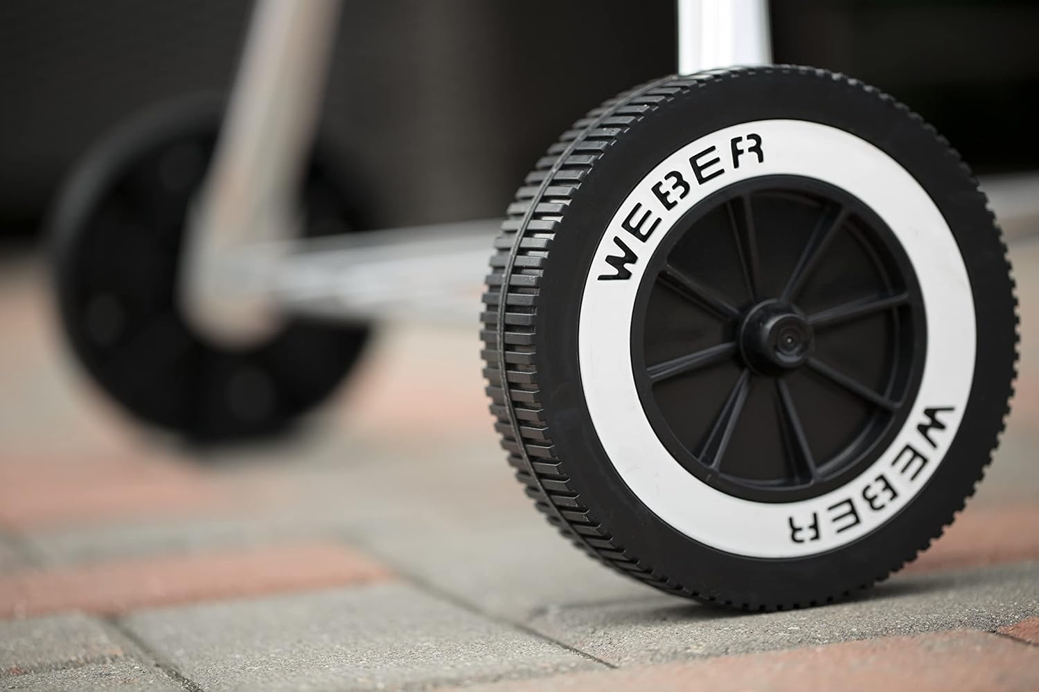 Weber Classic Kettle barbecue au charbon de bois, surface de cuisson Ø 57cm, barbecue avec couvercle et cuve en acier emaillé, thermomètre intégré au couvercle, trépied et roues - Noir (1341504)