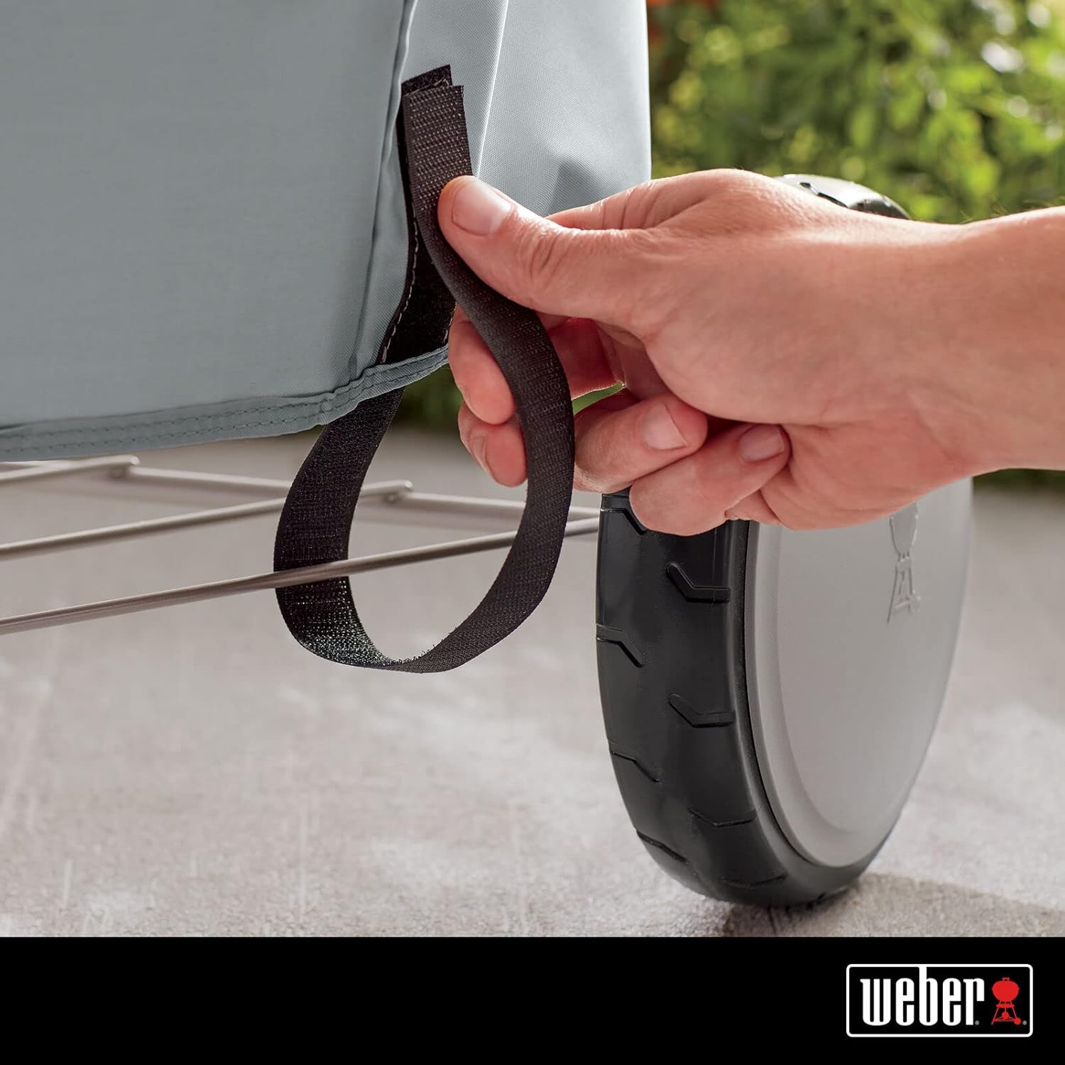 Weber Classic Kettle barbecue au charbon de bois, surface de cuisson Ø 57cm, barbecue avec couvercle et cuve en acier emaillé, thermomètre intégré au couvercle, trépied et roues - Noir (1341504)