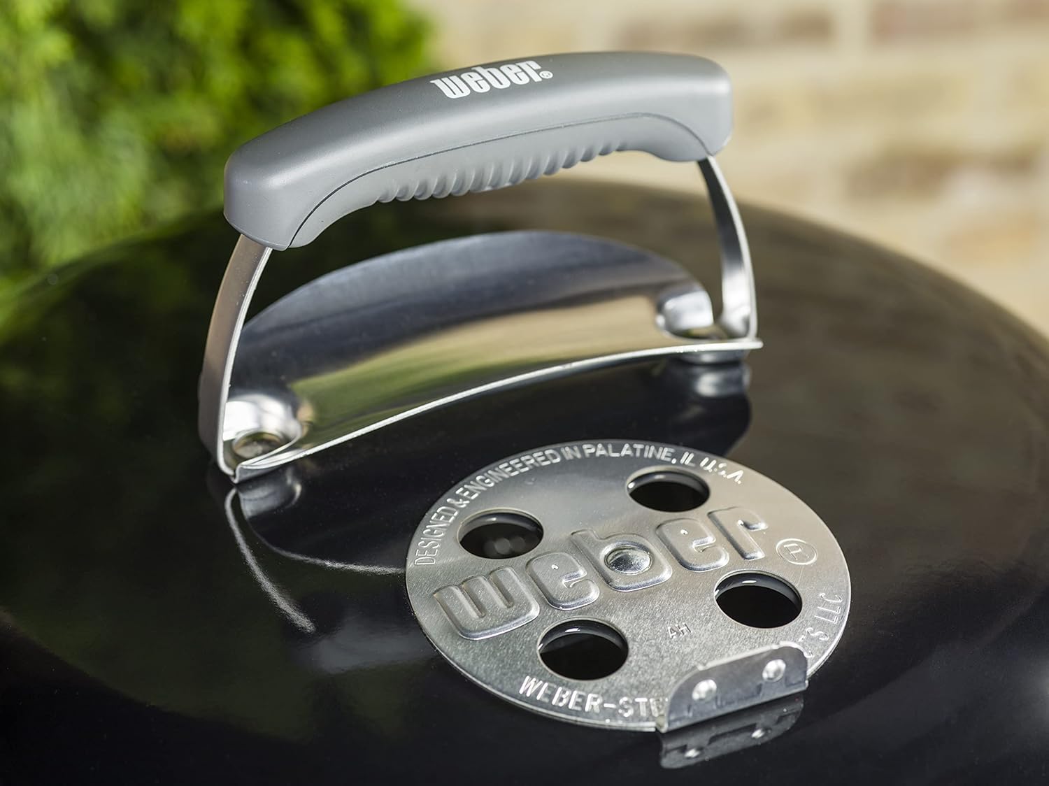 Weber Classic Kettle barbecue au charbon de bois, surface de cuisson Ø 57cm, barbecue avec couvercle et cuve en acier emaillé, thermomètre intégré au couvercle, trépied et roues - Noir (1341504)