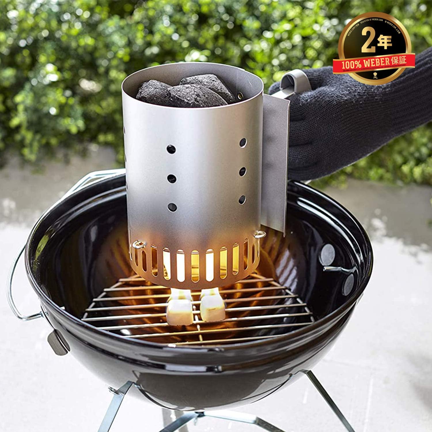 Weber Classic Kettle barbecue au charbon de bois, surface de cuisson Ø 57cm, barbecue avec couvercle et cuve en acier emaillé, thermomètre intégré au couvercle, trépied et roues - Noir (1341504)