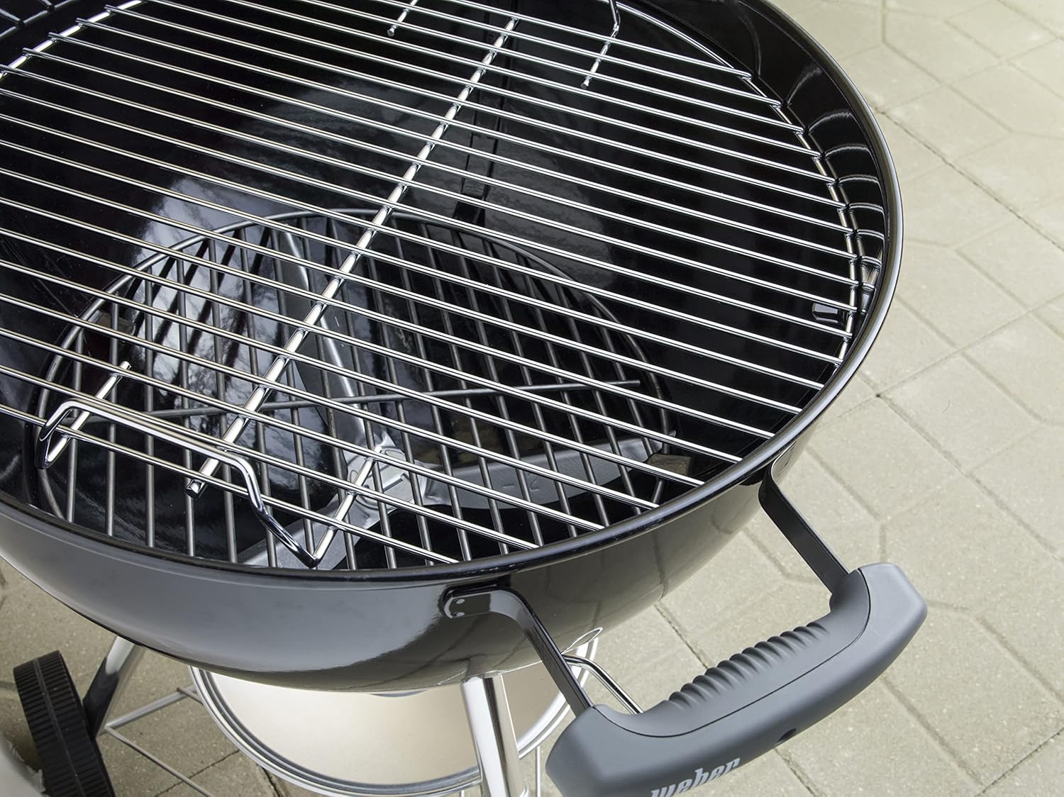 Weber Classic Kettle barbecue au charbon de bois, surface de cuisson Ø 57cm, barbecue avec couvercle et cuve en acier emaillé, thermomètre intégré au couvercle, trépied et roues - Noir (1341504)