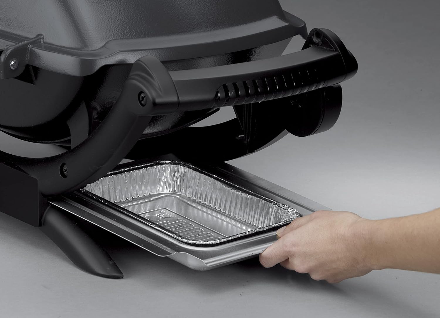 Weber Q1400 Barbecue électrique avec support, surface de cuisson 43 x 32 cm, nomade, grille en fonte émaillée divisée en 2 parties, couvercle et cuve en fonte d'aluminium - Gris foncé (52020853)